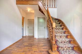 Deze charmante woning, gelegen aan de Kastanjestraat 28 in Geraardsbergen, werd gebouwd in 1978 en beschikt over een bijzonder solide constructie met veel potentieel. Bij binnenkomst komt u in een ruime, open hal die meteen een gevoel van licht en ruimte geeft. Aan weerszijden bevinden zich veelzijdige ruimtes die perfect dienst kunnen doen als kantoor, praktijkruimte of gezellige eethoek. Op de begane grond is ook een gastentoilet aanwezig.

De gerenoveerde keuken biedt alle moderne gemakken en loopt naadloos over in de ruime woonkamer, die dankzij de aangrenzende veranda baadt in natuurlijk licht en een aangename verbinding met de tuin creëert. De woning beschikt tevens over een ruime garage en een praktische kelder, die extra opslagruimte biedt.

De bovenverdieping beschikt over maar liefst vijf ruime slaapkamers en een badkamer, ideaal voor grotere gezinnen of voor wie behoefte heeft aan extra werk- of hobbyruimte.

Deze charmante woning is gelegen op een rustige locatie en biedt een aangename woonomgeving, terwijl ze toch gemakkelijk bereikbaar is. De verwarming werkt op aardgas en met een EPC-score van C biedt de woning een energiezuinige basis. Hoewel de woning wel wat lichte modernisering kan gebruiken, biedt ze de perfecte kans om een karaktervolle woning te creëren die volledig is afgestemd op uw eigen smaak.