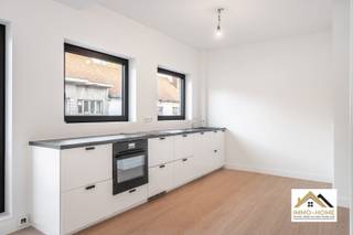 Dit volledig gerenoveerde appartement vinden we terug op de eerste verdieping van het gebouw, en bereik je via de traphal. Zo kom je tot in een ruime eigen inkomhal, met plaats voor een vestiaire. Een open doorgang brengt je verder tot in de prachtige leefruimte met open keuken. De vele raampartijen zorgen voor een heel leuk ruimtelijk gevoel en uiteraard ook veel natuurlijke lichtinval. De keuken is voorzien van het nodige moderne kookcomfort, en biedt ook nog extra plaats voor bijkomende kasten of een eethoek. De houten vloer in de volledige ruimte zorgt dan weer voor een warme sfeer. De grootste slaapkamer is aanpalend aan de leefruimte te vinden, terwijl de tweede (met ingemaakte wandkast) zich aan de achterkant van het gebouw bevindt. Net ernaast vinden we de prachtige badkamer met een riante inloopdouche terug. Bij het pand hoort een garage op wandelafstand. Het centrum van Wachtebeke is letterlijk om de hoek, net als voorzieningen zoals winkels en openbaar vervoer. Maandelijkse kost: €50/maand. Bezoekdag: 30/04.. Inschrijven via mail naar xenia@immo-home.be, geen telefonische inschrijvingen! Volg ons op Fb en Insta. Voor meer info: www.immo-home.be. GRATIS SCHATTING &amp; GRATIS FINANCIEEL ADVIES