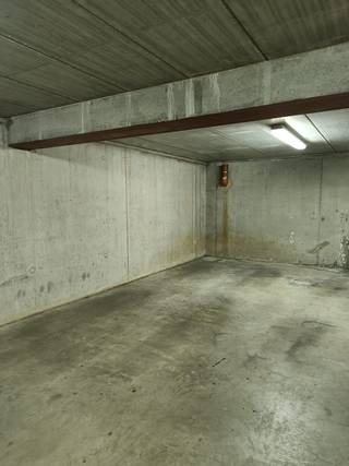 Gezellig gelijkvloers appartement met tuin en parkeergelegenheid.<br />Living met open keuken, <br />2 slaapkamers, badkamer, toilet, kleine berging (wasruimte).<br />Parkeerplaats en afgesloten berging ondergronds.<br />Parkeerplaats aan straatzijde (rechterzijde van het gebouw)<br />Tuin achteraan met doorgang aan rechterzijde van het gebouw.