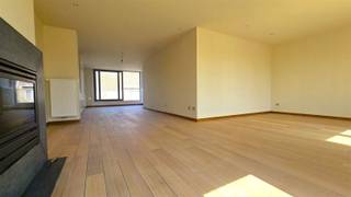 In het centrum van Avelgem, verspreid over de volledige bovenste verdieping van deze kleinschalige residentie, vind je deze enorm ruime...