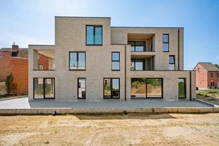Prachtig nieuwbouwproject “Residentie Kapellestraat” pal in de dorpskern van Laakdal.<br /><br />“Residentie Kapellestraat” staat voor een stijlvolle, hedendaagse en tijdloze architectuur. De materiaalkeuze en detaillering resulteert in gevels die eenvoud en klasse uitstralen. Deze lijn wordt volledig doorgetrokken in heel het project dat met de grootste zorg voor esthetiek werd ontworpen.<br /><br />Dit project bestaat uit 6 appartementen van met 1,2 en 3 slaapkamers, in combinatie met een gemeenschappelijke fietsenberging en afvalberging.<br /><br />De bewoonbare oppervlaktes bedragen 71 m² en 103 m² allen badend in het licht met veel natuurlijke lichtinval en riant terras.<br /><br />Via een autolift betreden we eveneens de ruime kelder voor parkeergelegenheid.<br /><br />De gezamenlijke tuinzone tussen de appartementen zorgt voor de juiste buitenatmosfeer! de oplevering wordt voorzien tegen einde dit jaar, de vloer, badkamer en keuken kan nog zelf gekozen worden zodat je zelf je eigen smaak kan integreren in u appartement.<br /><br />De ruime budgetten in het voorziene lastenboek zorgen ervoor dat u het appartement volledig kan afwerken naar eigen smaak en voorkeur!<br /><br />Contacteer ons vrijblijvend voor meer informatie op maat of een bezoek ter plaatse en laat u verrassen.