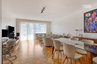 <p><span>Instapklaar 2-slaapkamerappartement met garagebox in Molenbeek.</span></p><p><span> </span></p><p><span>Bent u op zoek naar een instapklaar appartement op een gunstige ligging? Dan is dit verzorgde appartement in Molenbeek zeker een bezoek waard.</span></p><p><span> </span></p><p><span>Bij het betreden van het appartement ervaart u meteen de aangename sfeer en de praktische indeling. De lichtrijke leefruimte vormt het hart van de woning en sluit naadloos aan op de overige vertrekken. Verder beschikt het appartement over twee volwaardige slaapkamers, ideaal voor een koppel, een jong gezin of als investering.</span></p><p><span> </span></p><p><span>Dankzij de centrale ligging bevinden winkels, openbaar vervoer, scholen en belangrijke invalswegen zich op korte afstand, waardoor u geniet van een uitstekende bereikbaarheid en alle dagelijkse voorzieningen binnen handbereik heeft.</span></p><p><span> </span></p><p><span>Als extra troef beschikt het appartement over een privatieve garagebox, die verplicht mee aan te kopen is voor 30.000€. Zo bent u steeds verzekerd van een veilige parkeerplaats en extra bergruimte.</span></p><p><span>Troeven:</span></p><ul><li><span>Instapklaar appartement </span></li><li><span>2 volwaardige slaapkamers </span></li><li><span>Lichtrijke leefruimte </span></li><li><span>Centrale en vlot bereikbare ligging </span></li><li><span>Garagebox</span></li><li><span>Ideaal als eigen woning of investering</span></li></ul><p><span> </span></p><p><span> </span></p><p><span>Interesse? Neem snel contact op voor een persoonlijke rondleiding en ontdek zelf de troeven van deze bijzondere woning.</span></p>