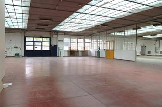 <p><span>In de Dellingstraat te Mechelen bieden wij een ruim en flexibel indeelbaar magazijn aan met een totale oppervlakte van 2.180 m². Het magazijn kan in zijn geheel of opgesplitst in verschillende delen verhuurd worden, afhankelijk van de noden van de huurder (zie plan).</span></p><p><span> </span></p><p><span>Oppervlaktes &amp; huurprijzen</span></p><p><span> </span></p><p><span>Volledig magazijn met kelderruimte:</span></p><p><span>2.180 m²   €9.900 / maand</span></p><p><span> </span></p><p><span>Deeloppervlaktes (afzonderlijk te bespreken):</span></p><p><span> </span></p><p><span>440 m²   €2.150 / maand</span></p><p><span> </span></p><p><span>1.100 m²   €5.500 / maand</span></p><p><span>(kan eventueel opgesplitst worden in 2 kleinere delen)</span></p><p><span> </span></p><p><span>450 m²   €2.250 / maand</span></p><p><span> </span></p><p><span>Troeven:</span></p><p><span>Flexibele indeling mogelijk</span></p><p><span>Geschikt voor opslag, logistiek of andere professionele activiteiten</span></p><p><span>Strategische ligging in Mechelen</span></p><p><span>Verhuur aan één of meerdere partijen mogelijk</span></p><p><span> </span></p><p><span>Bijkomend kan er kantoorruimte worden ingericht met 20 parkeerplaatsen - prijs te bespreken</span></p><p><span> </span></p><p><span>Interesse of bijkomende informatie?</span></p><p><span>Neem gerust contact op voor meer details of een plaatsbezoek.</span></p>