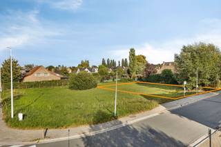 In a quiet and residential area of Denderleeuw, we offer a beautiful building plot for open construction. This plot is located in Hemelrijklaan, a pleasant and easily accessible street, ideal for those who wish to enjoy peaceful and green living while having all amenities within close reach.The surrounding area offers shops, schools, public transport and leisure facilities, making this plot particularly suitable for families looking for a sustainable and comfortable living environment.
The zoning allows for a single-family home, including the possibility of creating a care unit. Secondary uses such as an office, liberal profession, services, retail or craft activities are permitted, provided they remain subordinate to the residential function and do not exceed 100 m² of floor area. Subdivision of the dwelling and non-residential uses are not allowed.
Building regulations:
- Detached construction
- Max. 2 floors + attic/roof level, basement permitted
- Building depth up to 12 m, with a minimum rear garden of 8 m
- Eaves height: min. 3 m – max. 6 m (6.5 m for flat roof)
- Ridge height: max. 11.5 m
- Roof design freely selectable with a pitch between 0° and 45°; other roof forms possible if integrated into the streetscape
- Distance to building line according to subdivision plan; minimum 4 m side setback
- New building materials required
- Ground elevation changes permitted only at the building and access areas
For more information: Michael@immoaccenta.be