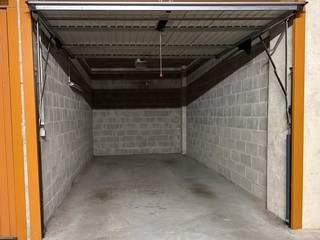 Gesloten garagebox met elektrische poort. Gelegen op -1 onder het Lichttorenplein.<br />Groot genoeg om comfortabel een grote/brede Range Rover in te parkeren.<br />Vlak aan de trappenhal naar het Lichttorenplein. Er is ook een lift aanwezig in het complex.<br />Rechtstreeks te koop van eigenaar.