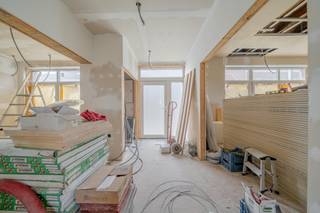 Ontdek deze woning te koop in Poelkapelle, gelegen langs de Brugseweg 136. Deze gezinswoning biedt tal van mogelijkheden en is ideaal voor wie zijn eigen woonst naar smaak wil afwerken.<br /><br />Met een bewoonbare oppervlakte van 185,15 m² beschikt deze ruime woning in Poelkapelle over een praktische indeling met drie volwaardige slaapkamers, waaronder één met dressing, en een badkamer. De woning bevindt zich momenteel in renovatie, waardoor u nog de kans krijgt om de afwerking en inrichting volledig naar eigen wens te bepalen. Buiten geniet u van een ruime tuin, perfect voor ontspanning en gezellige momenten. Dankzij de centrale ligging nabij het centrum van Poelkapelle en de vlotte verbinding naar Ieper en Roeselare, woont u hier rustig en toch uitstekend bereikbaar.<br /><br />Interesse in deze woning te koop in Poelkapelle? Contacteer Immo Francois en plan vandaag nog uw bezoek. Wij zijn actief in Ieper en deelgemeenten en begeleiden u graag bij elke stap.<br /><br />Woning verkopen in Poelkapelle? Vraag je gratis schatting aan bij Immo Francois via ieper@immofrancois.be.<br /><br />