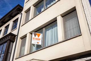Op de eerste verdieping bevindt zich dit appartement, ideaal gelegen nabij het centrum van Aalst, met vlotte toegang tot winkels, openbaar vervoer...