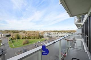 Welkom in uw toevlucht aan zee, waar stijl, comfort en rust samenkomen in een volledig gerenoveerd 2-slaapkamerappartement met een fenomenaal uitzicht over de Noordzee én de duinengordel van Bredene. Dit charmante juweeltje combineert een bohemian, eigentijdse sfeer met kwalitatieve afwerking en een zorgeloze instapklare beleving.<br /><br />Met een bewoonbare oppervlakte van 73 m² geniet u van een doorzonindeling met open vergezichten aan beide zijden. Aan de voorzijde strekt het uitzicht zich uit over de zee en duinen; aan de achterzijde heerst rust met zicht op de stille binnenzijde van het gebouw.<br />De leefruimte met warme parketvloer ademt gezelligheid en licht. De volledig vernieuwde maatkeuken, afgewerkt in verstek en voorzien van ledverlichting en ingemaakte kasten, biedt een perfecte combinatie van stijl en functionaliteit.<br /><br />De twee ruime slaapkamers bevinden zich aan de rustige achterzijde en zijn elk voorzien van een recent geplaatst wandmeubel op maat met ingemaakte kasten en open vestiaire. De op maat gemaakte overgordijnen sluiten perfect aan bij het interieur en creëren een sfeervolle, serene omgeving.<br /><br />De stijlvolle badkamer is volledig vernieuwd en uitgerust met een inloopdouche. Een privatieve berging op het tussenverdiep is inbegrepen in de prijs, net als toegang tot een gemeenschappelijke fietsenstalling op het gelijkvloers.<br /><br />Het appartement wordt volledig bemeubeld verkocht (aankoopprijs € 20.000), inclusief alle roerende goederen en een nagenoeg nieuw huisraad, bestaande uit:
<ul>
<li>Glazen, borden, bestek en kookgerei</li>
<li>Lakens, handdoeken en textiel</li>
<li>Decoratie, verlichting en accessoires</li>
</ul>
<br />Een echte instapklare oplossing, ideaal voor wie onmiddellijk wil bewonen of verhuren.<br /><br />Extra troeven
<ul>
<li>Doorzonappartement met frontaal zeezicht en open zicht op duinen</li>
<li>Terras van 5 m² met zicht op zee</li>
<li>Privatieve berging inbegrepen</li>
<li>Gemeenschappelijke fietsenstalling op het gelijkvloers</li>
</ul>
Toplocatie in Bredene<br />Gelegen op wandelafstand van strand en duinen, biedt dit appartement het beste van de Belgische kust: rust, licht, natuur en comfort in één.<br />Of u nu zoekt naar een tweede verblijf, een vaste woonplaats of een zorgeloze investering, dit appartement heeft alles om te overtuigen.<br /><br />Samenvatting<br />📍 Bredene – op wandelafstand van strand en duinen<br />🌅 Frontaal zeezicht & open zicht op duinen<br />🛏️ 2 slaapkamers | 🛁 1 badkamer met inloopdouche<br />📐 73 m² woonoppervlakte | 🪑 Volledig bemeubeld | 🅿️ Privatieve berging + fietsenstalling