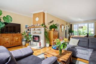 In de rustige en kindvriendelijke wijk ‘Steenakker’ te Mortsel treffen we deze ruime en uitstekend onderhouden bel-etagewoning met vier slaapkamers, een inpandige garage en een aangename tuin. De gunstige ligging combineert een groene woonomgeving met een vlotte bereikbaarheid, waarbij tram- en bushaltes richting Antwerpen zich op wandelafstand bevinden.<br /><br />Via de ruime inkomhal met ingebouwde schoenenkast betreden we de woning. Op deze gelijkvloerse verdieping bevinden zich een apart gastentoilet en een inpandige garage van maar liefst 36 m². Deze biedt naast parkeergelegenheid ook heel wat praktische opslagmogelijkheden of ruimte voor het uitoefenen van een hobby.<br /><br />Via de garage heeft u rechtstreeks toegang tot de mooi aangelegde en privatieve tuin waar het rustig vertoeven is.<br /><br />De eerste verdieping omvat een aparte, volledig ingerichte keuken met kwalitatieve Siemens-toestellen, een dubbele spoelbak en een kookvuur op gas.<br /><br />Aansluitend bevindt zich de bijzonder ruime en lichtrijke leefruimte met een uitstekend onderhouden eiken visgraatparket. Dankzij de grote raampartijen aan zowel de voor- als achterzijde geniet de leefruimte de hele dag door van een aangename natuurlijke lichtinval.<br /><br />Op de tweede verdieping verleent de nachthal toegang tot drie slaapkamers. Op deze verdieping bevindt zich tevens de volledig ingerichte badkamer, uitgerust met een ligbad met douchefunctie en een wastafel.<br /><br />Via een volwaardige vaste trap bereiken we de bovenste verdieping, waar zich een gezellige en volwaardige vierde slaapkamer bevindt.<br /><br />Leuk om te weten: het dak aan de voorzijde werd in 2025 volledig vernieuwd en voorzien van maar liefst 15 cm isolatie. Het overige dakgedeelte werd reeds in 2011 vernieuwd. Daarnaast beschikt de woning over dubbele beglazing en een energiezuinige gascondensatieketel uit 2016.<br /><br /><strong>Troeven:</strong>
<ul>
<li><span>Rustige en kindvriendelijke topligging</span></li>
<li><span>Vlotte verbinding met Antwerpen</span></li>
<li><span>Vier slaapkamers</span></li>
<li>Mooi aangelegde en privatieve tuin</li>
<li>Uitstekend onderhouden</li>
<li><span>Dak gedeeltelijk vernieuwd en geïsoleerd in 2025</span></li>
<li><span>Mobiscore 9,1 / 10</span></li>
</ul>
Heeft u interesse in deze ruime gezinswoning? Contacteer ons vandaag nog voor een bezoek op 03 337 50 70 of ontdek meer via www.vbvastgoed.be.