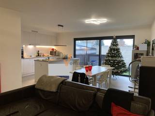 <p><span>Nieuwbouw BEN gerelateerd appartement op een eerste verdiep in het centrum van Schoten.</span></p><p><span> </span></p><p><span>Dit ruim appartement beschikt over twee volwaardige slaapkamers (12m², 10,5m²), badkamer met inloop douche en dubbel meubel, een apart toilet, een ruime berging en lichte woonkamer met open keuken voorzien van alle luxe en  aansluitend een zonnig terras.</span></p><p><span>Er is mogelijkheid om een ondergrondse auto staanplaats bij te huren aan 75€.</span></p><p><span> </span></p><p><span>Het appartement  is energie neutraal (BEN ) EPB: 0 ( A+)   -&gt; lage maandelijkse energiekosten</span></p><p><span> </span></p><p><span>-&gt; beschikbaar vanaf  15 Febr.2026 ( kan vroeger vanaf 1 Febr. 2026)</span></p><p><span>-&gt; winkels en openbaar vervoer vlakbij</span></p><p><span>-&gt; maandelijkse onkosten: 50€</span></p><p><span>-&gt; zonnepanelen</span></p><p><span>-&gt; vloerverwarming op gas</span></p><p><span> </span></p><p><span> </span></p>