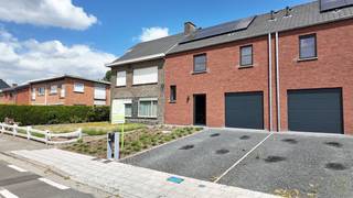 De woning is gelegen in de Oude Staatsbaan te Waarschoot en geniet van een uitstekende afwerking.<br /><br />Samenstelling: inkomhal, woonkamer met open keuken en aanpalende berging, toilet, inpandige garage.<br /><br />Op de verdieping: 3 slaapkamers, badkamer met ligbad en douche, apart toilet. Ook is er een ruime zolderverdieping voorzien.<br /><br />De woning geniet van een ruime tuin met tuinhuis.<br /><br />Er werd veel aandacht besteed aan de energiezuinigheid van de woning, daardoor zal de woning genieten van een label A.<br /><br /><strong>Vraag uw bezoekmoment aan via onze website!</strong>