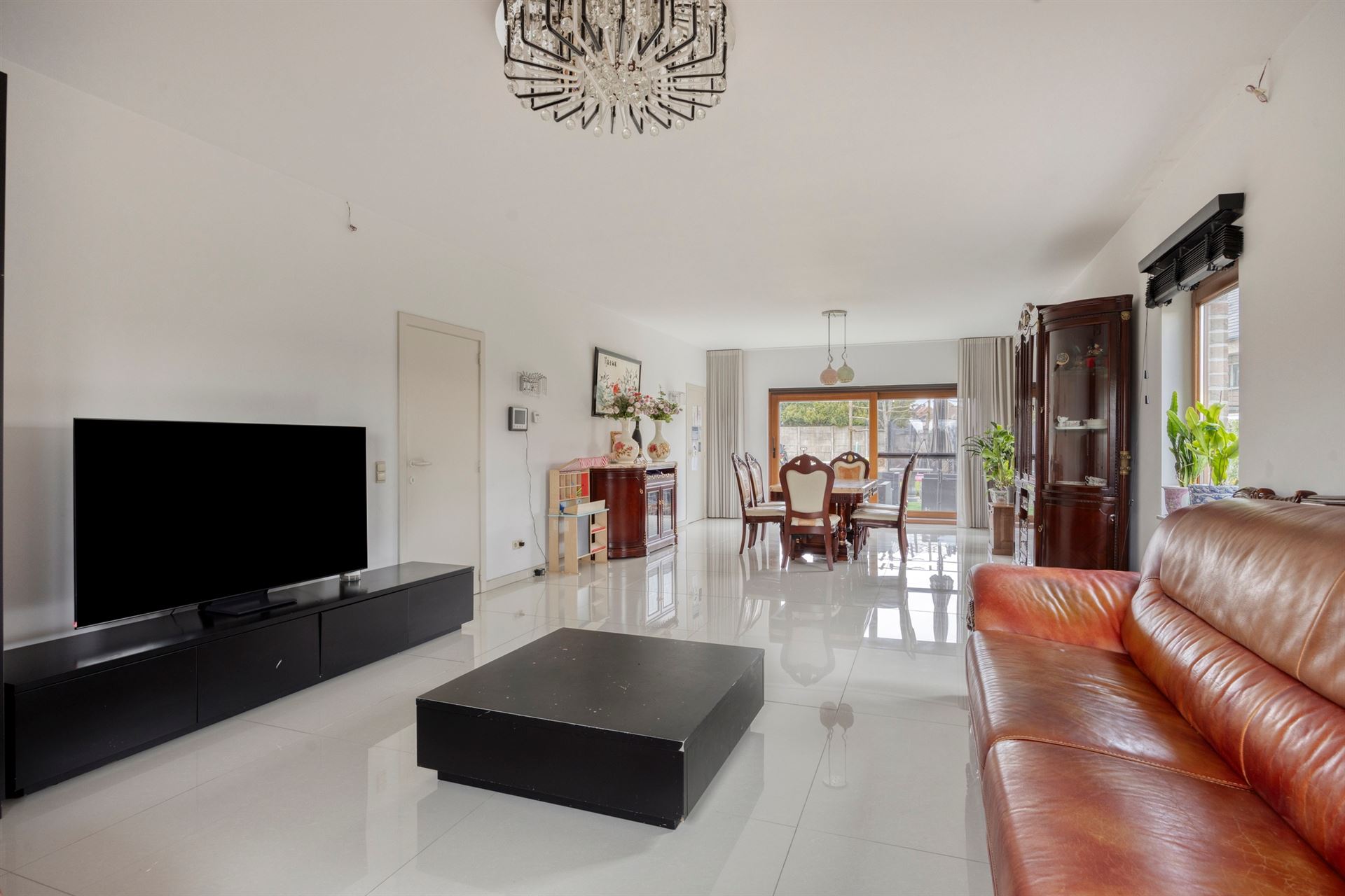 Energiezuinige en ruime villa (322m²) met 6 slaapkamers en 3 badkamers te Veldwezelt (Lanaken) - foto 3