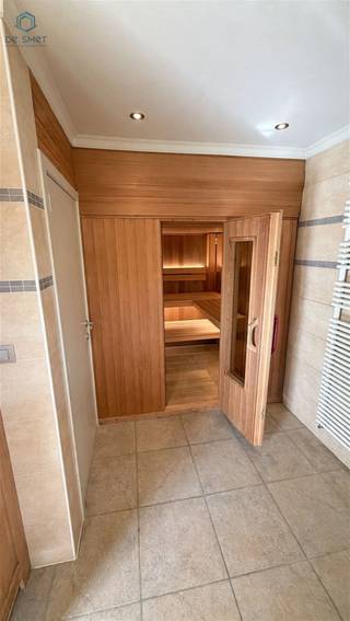 <h1><span>Exclusieve villa met overdekt zwembad, sauna en prachtige tuin in Zottegem</span></h1><p><span>Ruime en stijlvolle villa met 6 slaapkamers, overdekt zwembad, sauna, inpandige garage voor 2 wagens en prachtige tuin, gelegen nabij het centrum van Zottegem.</span></p><p><span>Bent u op zoek naar een ruime woning waar </span><span>comfort, ontspanning en levenskwaliteit</span><span> centraal staan? Dan is deze uitstekend onderhouden en verzorgd afgewerkte villa beslist het ontdekken waard.</span></p><p><span>De woning combineert royale leefruimtes met tal van extra troeven, waaronder een </span><span>overdekt zwembad, sauna, meerdere slaapkamers, dressing, twee houtkachels en een ruime inpandige garage</span><span>.</span></p><h3><span>Gelijkvloers</span></h3><p><span>Via de ruime inkomhal komt u in de woning. Op deze verdieping bevinden zich een praktische bureauruimte en een gastentoilet met lavabomeubel en inloopdouche.</span></p><p><span>De ruime en lichtrijke leefruimte vormt het hart van de woning. De ingebouwde houtkachel zorgt voor een warme en gezellige sfeer. Aansluitend bevindt zich een aangename veranda met prachtig zicht op de tuin. Ook hier zorgt een houtkachel voor extra gezelligheid en comfort.</span></p><p><span>De afzonderlijke keuken is ruim ingericht en biedt voldoende plaats om uitgebreid te koken en gezellig te tafelen.</span></p><p><span>Verder beschikt het gelijkvloers over een grote wasruimte, </span><span>3 slaapkamers</span><span> en een comfortabele badkamer met dubbele lavabo, toilet, ligbad en inloopdouche.</span></p><h3><span>Tuinniveau wellness & ontspanning</span></h3><p><span>Een van de grootste troeven van deze villa is het uitgebreide wellnessgedeelte op tuinniveau.</span></p><p><span>Het </span><span>overdekte zwembad</span><span> beschikt over een warmtepomp en elektrisch rolluik. Aansluitend vindt u een aparte doucheruimte en een </span><span>sauna met gastentoilet</span><span>.</span></p><p><span>Een ideale plek om het hele jaar door te ontspannen en te genieten van uw eigen wellness, volledig in de privacy van uw eigen woning.</span></p><p><span>Daarnaast beschikt dit niveau over een </span><span>ruime inpandige garage voor 2 wagens</span><span>, met extra mogelijkheden voor bergruimte. De technische ruimte vervolledigt het geheel.</span></p><h3><span>Eerste verdieping</span></h3><p><span>De eerste verdieping omvat een nachthal, </span><span>3 slaapkamers en een dressing</span><span>.</span></p><p><span>Dankzij de royale indeling biedt de woning tal van mogelijkheden voor gezinnen, gasten, thuiswerk, hobby's of een extra dressingruimte.</span></p><h3><span>Buitenruimte</span></h3><p><span>De woning beschikt over een </span><span>prachtige tuin</span><span> die een aangename groene omgeving vormt rond de villa. Vanuit de veranda geniet u van een mooi zicht op deze buitenruimte.</span></p><h3><span>De troeven op een rij</span></h3><ul><li><span>Exclusieve en ruime villa nabij het centrum van Zottegem</span></li><li><span>6 slaapkamers</span></li><li><span>Ruime en lichtrijke leefruimtes</span></li><li><span>2 sfeervolle houtkachels</span></li><li><span>Aangename veranda met zicht op de tuin</span></li><li><span>Ruime afzonderlijke keuken</span></li><li><span>Overdekt zwembad met warmtepomp</span></li><li><span>Elektrisch rolluik aan het zwembad</span></li><li><span>Sauna</span></li><li><span>Aparte doucheruimte</span></li><li><span>2 badkamers / sanitaire voorzieningen</span></li><li><span>Dressing</span></li><li><span>Ruime wasruimte</span></li><li><span>Inpandige garage voor 2 wagens</span></li><li><span>Prachtige tuin</span></li><li><span>EPC-label D geen renovatieplicht</span></li></ul><h3><span>Een woning die u moet ervaren</span></h3><p><span>Deze villa biedt een bijzondere combinatie van </span><span>ruimte, comfort en ontspanning</span><span>. Vooral het overdekte zwembad en de sauna zorgen voor een uitzonderlijke meerwaarde en maken van deze woning een plek waar u het hele jaar door kunt genieten.</span></p><p><span>De ligging nabij het centrum van Zottegem zorgt bovendien voor een mooie combinatie van </span><span>rust, ruimte en bereikbaarheid</span><span>.</span></p><p><span>Interesse in deze bijzondere villa?</span></p><p><span>Reageer via Immoweb en wij nemen persoonlijk contact met u op om een bezoek in te plannen.</span></p><p><span>Ontdek zelf de ruimte, de sfeer en de unieke wellnessbeleving van deze eigendom.</span></p>