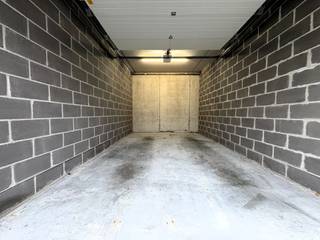 Garage gelegen pal in het centrum van Waregem, vlot bereikbaar via de Meersstraat.De garage bevindt zich in een kwalitatieve residentie en is...