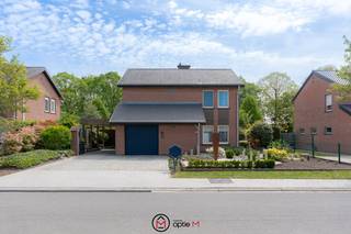 <h2><span>Deze woning is gelegen op een perceel van 5a84 in Stevoort, in een rustige en aangename residentiële buurt met weinig passage van auto's.</span></h2>
Je geniet hier van een vlotte bereikbaarheid richting het centrum van Hasselt en de E313 richting Antwerpen, terwijl je toch de rust en het groene karakter van Stevoort behoudt.<br /><br />Je betreedt de woning via de inkomhal met apart gastentoilet en een houten trap naar de eerste verdieping. Vanuit de inkomhal kom je in de lichtrijke leefruimte, afgewerkt met een parketvloer, grote raampartijen en inbouwspots. Aansluitend bevindt zich de keuken, uitgerust met een granieten werkblad, inductiekookplaat, dampkap, vaatwasser, oven en microgolfoven. Vanuit de keuken heb je toegang tot de garage, die is ingericht met wandkasten en technische voorzieningen. Naast de garage bevindt zich een carport.<br />Op de eerste verdieping kom je in de nachthal, die toegang biedt tot bureauruimte met inbouwkasten of een eerste slaapkamer, een zeer ruime badkamer met douche en ligbad, een dressing (of extra slaapkamer) en een ruime masterbedroom. De tuin is volledig aangelegd en beschikt over een groot overdekt terras met open haard. Achteraan bevindt zich nog een ruim tuinhuis.<br /><br /><strong>Troeven van deze woning in Stevoort:</strong>

<ul>
	<li>Gelegen in een rustige en residentiële buurt</li>
	<li>Leefruimte met parketvloer</li>
	<li>Zonnepanelen met thuisbatterij</li>
	<li>Garage en carport</li>
	<li>Groot overdekt terras met open haard</li>
	<li>Volledig aangelegde en omheinde tuin</li>
	<li>Ruim tuinhuis met extra opbergruimte</li>
	<li>EPC B</li>
</ul>
Interesse in dit huis te koop in Stevoort? Contacteer ons via Optie M vastgoed I carine@optie-m.be I 0478/41 58 70<br /><br />Wil je weten wat jouw woning waard is? Contacteer ons via bovenstaande gegevens. Wij staan klaar om je te begeleiden.<br /><br />Extra informatie: WG / VG / GVV / GMO / GVKR