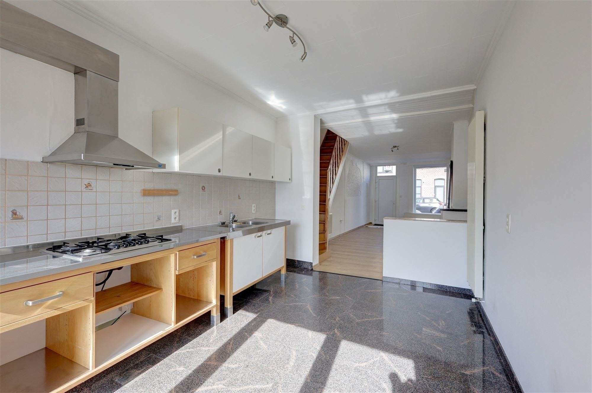 Moderne gezinswoning met twee slaapkamers en tuin - foto 4