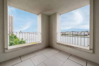 <p><span>Ontdek dit prachtige appartement met 1 slaapkamer, ideaal gelegen vlak bij het MAS en met een uitzonderlijk zicht op het water. Dankzij deze unieke ligging geniet u dagelijks van een weids uitzicht dat rust en ruimte brengt.</span></p>
<p><span>Bij het betreden van het appartement komt u in een inkomhal met plaats voor een vestiairekast voor jassen en schoenen. Hier bevindt zich eveneens een aparte gastentoilet.</span></p>
<p><span>De lichtrijke leefruimte vormt het hart van het appartement. Grote raampartijen brengen het waterzicht volledig tot zijn recht en zorgen voor een open en aangename sfeer. Aansluitend bevindt zich het ruime hoekterras, waar u in alle rust geniet van de buitenlucht en prachtige zonsondergangen.</span></p>
<p><span>De open keuken sluit mooi aan op de leefruimte en wordt geflankeerd door een praktische berging met aansluitingen voor wasmachine en droogkast.</span></p>
<p><span>De ruime slaapkamer is rechtstreeks verbonden met de en-suite badkamer.</span></p>
<p><span>Als extra troef is er de mogelijkheid om een ondergrondse parkeerplaats aan te kopen voor € 40.000.</span></p>
<p><span>De ligging is bijzonder praktisch: op wandelafstand van openbaar vervoer en alle dagelijkse voorzieningen. Recht tegenover het gebouw bevinden zich Cella en Bar Paniek, met in hetzelfde complex ook een Delhaize. Alles wat u nodig heeft ligt dus binnen handbereik.</span></p>