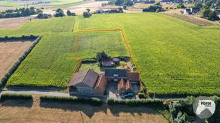 OUDENAARDE - Te renoveren hoeve +/-50are<br /><br />Bent u op zoek naar een eigendom met een uitzonderlijke ligging en een zee aan ruimte? Dan is deze woning op een perceel van ongeveer 50 are zeker een bezoek waard.<br /><br />Op het gelijkvloers bevinden zich een eetkamer, een aparte tv-kamer, een functionele keuken, twee slaapkamers en een badkamer. Via de vaste trap bereikt u de ruime zolderverdieping, die nog volledig kan worden ingericht. Hierdoor biedt de woning heel wat uitbreidingsmogelijkheden, zoals extra slaapkamers, een bureau of een hobbyruimte.<br /><br />Een absolute meerwaarde zijn de ruime bijgebouwen. Zo beschikt de eigendom over een loods van 225 m², een aanbouw/stalling en andere bijgebouwen. Deze ruimtes bieden tal van mogelijkheden voor opslag, hobby's of beroepsmatige activiteiten, voor zover de geldende stedenbouwkundige voorschriften dit toelaten.<br /><br />De unieke ligging op een perceel van circa 50 are zorgt voor een oase van rust, privacy en een prachtig open uitzicht. Een eigendom met bijzonder veel potentieel voor wie op zoek is naar ruimte en een landelijke omgeving.<br /><br />Opgelet: momenteel wordt bij de bevoegde instanties nog bevestigd welke stedenbouwkundige bestemming op deze eigendom van toepassing is. De mogelijkheden voor het gebruik van de woning en de bijgebouwen zijn afhankelijk van deze officiële bevestiging. Meer informatie is beschikbaar zodra het stedenbouwkundig attest of de bevestiging van de gemeente ontvangen is.<br /><br />Bij verdere vragen of om een bezoek te plannen, aarzel niet om ons te contacteren: 053/60.65.66<br /><br />De vermelde prijs is een richtprijs. Na ontvangst van de biedingen zal de verkoper beslissen of hij/zij de eigendom verkoopt aan het beste bod. De richtprijs is aldus niet bindend voor de verkoper. Voor meer info kunt u ons contacteren of het reglement raadplegen op onze website.