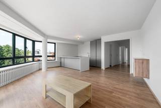 Dit ruim hoek appartement is gelegen op de 5de verdieping (lift aanwezig) en bevindt zich op een ideale locatie, vlakbij het station...