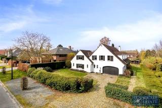<p><span>Square Estate biedt u deze ruime, volledig te renoveren villa aan, gelegen in het Domaine de Bouchout in Wemmel, op een perceel van 12 are en 26 m². </span></p><p><span> </span></p><p><span>Deze villa met vier gevels is als volgt ingedeeld:</span></p><p><span> </span></p><p><span>Begane grond: u wordt verwelkomd door een ruime inkomhal met garderobe en apart toilet. Deze leidt naar een lichte woonkamer met uitzicht op de tuin, een aparte keuken, een bureau en een slaapkamer, wat zorgt voor een praktische en functionele indeling op één niveau.</span></p><p><span> </span></p><p><span>Eerste verdieping: een grote nachthal geeft toegang tot de verschillende kamers. De hoofd slaapkamer beschikt over een dressing en een aangrenzende badkamer. U vindt er ook een tweede woonkamer, ideaal als ontspanningsruimte, evenals drie andere slaapkamers en een tweede badkamer.</span></p><p><span> </span></p><p><span>Deze woning biedt ruime kamers en talrijke renovatie mogelijkheden naar uw wensen. Ze ligt bovendien dicht bij winkels, scholen en het openbaar vervoer.</span></p><p><span> </span></p><p><span>Voor meer informatie of om een bezichtiging te regelen, kunt u contact met ons opnemen via 02 460 42 01 of per e-mail op <span>info@square-estate.be</span></span><span> </span></p>