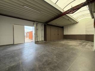 Goed en vlot bereikbaar gelegen opslagruimte met een oppervlakte van 150 m² op industrieterrein De Schatting te Zedelgem.Het magazijn/opslagruimte...