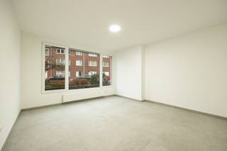 <p>MODERN GELIJKVLOERS APPARTEMENT IN BOOM MET TUIN EN TWEE SLAAPKAMERS</p><p>Dit uitstekende moderne gelijkvloers appartement bevindt zich vlakbij het prachtige groendomein "De Schorre" en biedt een ideale combinatie van comfort, stijl en praktische indeling. Met een bewoonbare oppervlakte van 93m² en een totale grondoppervlakte van 169m², beschikt dit appartement over alles wat u nodig heeft voor comfortabel wonen. Grote troef zijn de individuele meters waardoor de algemene kosten zeer beperkt zijn.</p><p>Het appartement omvat twee ruime slaapkamers, voorzien van laminaatparket vloeren die warmte en elegantie uitstralen. De eerste slaapkamer beschikt over een groot schuifraam naar de tuin. De tweede slaapkamer heeft een deur naar terras en tuin.</p><p>Via een ruime inkomhal komen we in de leefruimte met open keuken op mooie tegelvloer. De keuken beschikt over een afzuigkap, Siemens inbouwapparatuur en een praktische indeling met ruim werkblad.</p><p>De badkamer beschikt over een bad met douchewand, wastafel en alle noodzakelijke installaties. </p><p>Grote troef is de tuin van 91 m² met een leuk terras. </p><p>Het appartement beschikt over een zeer praktische en moderne lay-out met goede doorloopstromen en open plattegronden die de ruimte doet voelen. De witte muren en verlichting zorgen voor een lichte, uitnodigende sfeer.</p><p>Dit modern, eigentijds appartement in Boom is perfect voor koppels, jonge gezinnen of investeerders gezien de aparte meters.</p><p></p>