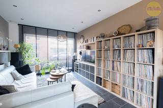 Deze instapklare energiezuinige woning bevindt zich in het centrum van Dessel. Op wandelafstand van lokale handelaars. Met een goede verbinding naar omliggende gemeenten: Mol, Retie, Geel en op- en afrit van E34. <br /><br />Bij binnenkomst tref je meteen de gezellige stadstuin waar je heerlijk kan vertoeven in de loungeset uit de wind. <br /><br />Op het gelijkvloers vind je de lange inkomhal met aansluitend berging, wasplaats en apart toilet.<br /><br />De gehele leefruimte is opengetrokken en bestaat uit een volledig geïnstalleerde keuken met vaatwasser, koelkast, inductie, oven en microgolf. Het keukeneiland heeft een gezellige ontbijthoek.<br />Verder is er plaats voorzien voor een grote eettafel en een gezellige zithoek.<br />Kortom alles wat je maar kan bedenken voor een aangename leefruimte.<br /><br />Op de eerste verdieping zijn maar liefst 4 ruime slaapkamers met elk +-16 m², waarvan één slaapkamer nu dienst doet als een mooie praktische dressingruimte.<br />De badkamer is uitgerust met toilet, lavabo in kast en bad met douchemogelijkheid. <br /><br />Op de tweede verdieping bevindt zich nog een ruime zolder, te bereiken met vaste trap,  die zorgt voor heel wat opbergmogelijkheden.<br /><br />Troeven op een rij: <br />- Zonnepanelen 10 stuks met batterij (5kW)<br />- Ventilatie type D <br />- 4 ruime slaapkamers<br />- Autostaanplaats<br /><br />Aarzel niet om een afspraak te maken voor een bezichtiging (014 84 83 69 of info@sublimmo.be) en ontdek zelf de unieke voordelen van deze prachtige woning.