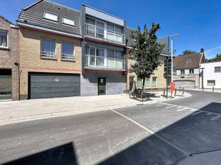 <p>Instapklaar appartement, ideaal gelegen in het centrum van Waregem. Winkels, scholen, station en het groene Park Baron Casier bevinden zich op 5 min stappen. Het appartement bestaat uit een inkomhal met afzonderlijk toilet, lichtrijke woonkamer met eet- en zithoek, uitgeruste keuken met aanpalende was/bergplaats en een nachthal die uitgeeft op 2 volwaardige slaapkamers en een ingerichte badkamer (ligbad met douchemogelijkheid en lavabomeubel).</p>
<p></p>
<p>Extra troeven:</p>
<ul>
<li>Energiezuinig</li>
<li>Lichtrijke leefruimte</li>
<li>Conforme keuring elektriciteit</li>
<li>Ruime private kelderberging van +-6m² met opbergrekken</li>
<li>Lift aanwezig</li>
<li>Gemeenschappelijk fietsenberging</li>
<li>Topligging op wandelafstand van scholen, winkels, het stadscentrum en station</li>
<li>Agesloten private autostaanplaats op het gelijkvloers</li>
<li>Onmiddellijk rendement</li>
<li>Instapklaar</li>
</ul>
<p></p>
<p>Dit appartement is te koop ZONDER makelaar via het concept van Smart Houses! Inlichtingen of bezoek? Contacteer rechtstreeks de eigenaar via 0475/46.57.01</p>