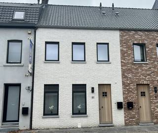 Deze woning ligt ideaal gelegen in het bruisende centrum van Maaseik, op wandelafstand van de Markt, winkels, scholen en openbaar vervoer.De...