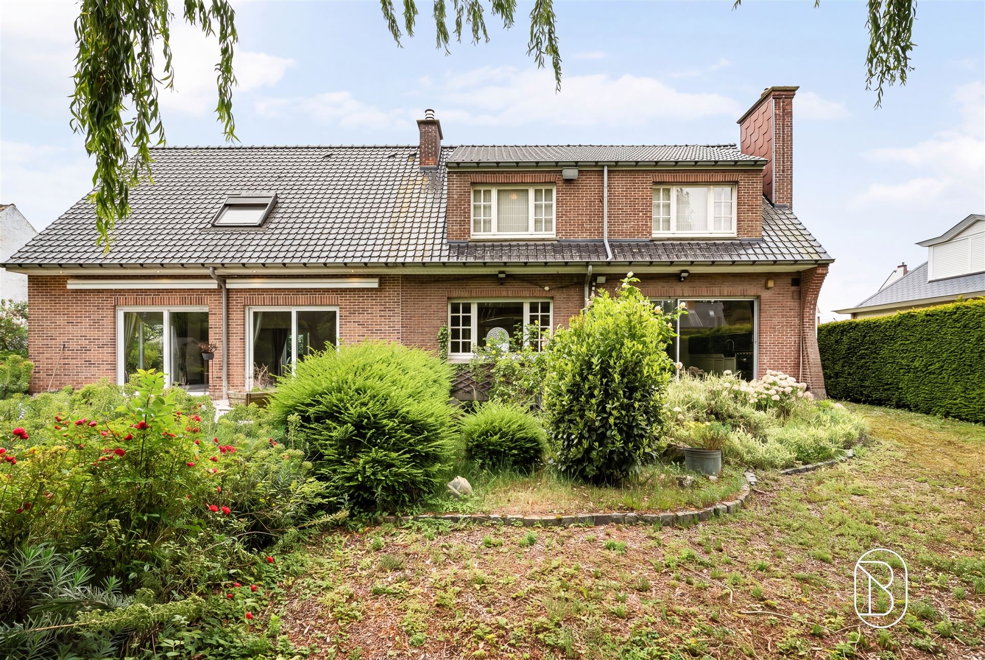 Grote degelijke villa met zonnepanelen en prachtige tuin. - foto 4
