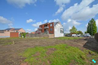 Gelegen langs de N357 tussen Izegem en Rumbeke (Roeselare) vindt u deze bouwgrond (zijnde lot 2, 5 en 6) met een oppervlakte van ca...