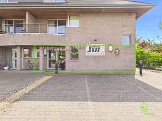 In het centrum van Budingen, aan de doorgaande weg tussen Zoutleeuw en Geetbets, vinden we dit ruim handelspand terug waar verschillende...