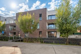 <strong>De ligging</strong><br />Dit recent appartement is gelegen op de <strong>gelijkvloerse verdieping</strong> van 'Hof ter Landa' in Kruishoutem, op een heel centrale doch uiterst rustige ligging vlakbij diverse winkels - horecazaken en faciliteiten. De aanpalende randgemeenten (Deinze-Oudenaarde-Waregem...) zijn allen op ca 10 min. rijden gelegen. Tevens is er een vlotte verbinding met het het op- & afrittencomplex van de E17 waardoor u op amper 30 min. de beide centrumsteden Gent-Kortrijk bereikt.<br /><br /><strong>Het appartement</strong><br />Het appartement is volledig instapklaar en bevat o.a. 2 slaapkamers, een ruime en lichtrijke leefruimte, overdekt terras met terrasberging vooraan het appartement en terras met tuin achteraan het appartement. Tevens is er een <strong>ondergrondse autostaanplaats inbegrepen in de huurprijs</strong>!<br /> <br /><span><strong>Indeling</strong><br /><span>Inkomhal - afzonderlijk toilet - grote leefruimte met open keuken voorzien van alle hedendaagse toestellen - bergruimte voorzien van aansluiting voor wasmachine/droogkast - slaapkamer 1 - slaapkamer 2 - badkamer met combi ligbad/douche en wastafel. Aansluitend op de leefruimte is er een <strong>overdekt terras</strong> aanwezig vooraan (met terrasberging) <strong>én terras met tuin </strong>achteraan tevens bereikbaar via de leefruimte alsook via de slaapkamer. </span></span><br />In het kelderverdiep is een privatieve parkeerplaats en <strong>gemeenschappelijke fietsberging en vuilnisberging</strong> ter beschikking.<br /> <br /><strong>Troeven</strong><br />- volledig instapklaar!!<br />- zeer energiezuinig!! (A-label)<br />- rustige doch centrale ligging!!<br />- hoekappartement (lichtrijk)!!<br /><span> </span><br /><span><span>Gemeenschappelijke kosten: € 50.00 / maand</span><br /><br /><span>Beschikbaarheid: 01/11/2026 (of vanaf 15/09 otk huidige huurder)</span></span><br /> <br />Voor meer informatie of een bezoek reageer via het contactformulier of stuur een mail naar info@hckinvest.be
