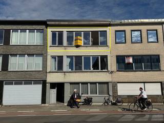 Appartement met 2 slaapkamers en terras op de 2de verdieping. Gelegen nabij centrum Mechelen en op- en afrit E19. Zonnig appartement met 2 slaapkamers, woonkamer met open keuken, badkamer met ligbad en WC, 2 ruime slaapkamers, berging en terras. Op wandelafstand van centrum Mechelen, nabij Telenet, ziekenhuis en jeugdvelden KV Mechelen.
