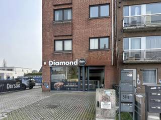 Op een centrale en vlot bereikbare locatie in Aartselaar bevindt zich deze commerciële ruimte op het gelijkvloers, momenteel verhuurd en dus ideaal als opbrengsteigendom.<br /><br />Het pand beschikt over parkeergelegenheid op eigen terrein voor maar liefst zes wagens, wat een belangrijke troef is voor zowel klanten als personeel.<br /><br />De handelsruimte heeft volgende indeling:<br />- ontvangstruimte / winkelruimte<br />- sanitair<br />- bureau<br />- polyvalente ruimte<br /><br />Dankzij deze praktische indeling kunnen de verschillende ruimtes flexibel worden ingericht volgens diverse commerciële activiteiten.<br />Bruto-rendement voor het handelsgelijkvloers : circa 7 %<br /><br />Extra interessant voor investeerders: het dak maakt deel uit van het eigendom en is momenteel in vruchtgebruik verhuurd voor zendinstallaties. <br />Dak geeft nog potentieel om (op termijn) bijkomende inkomsten te genereren.<br /><br />Troeven van dit pand:<br />- Verhuurd handelspand (opbrengsteigendom)<br />- Potentieel extra inkomsten / rendement via zendinstallaties op het dak<br />- Parkeerplaatsen voor ± 6 wagens op eigen terrein<br />- Centrale ligging en uitstekende bereikbaarheid<br />- Veel natuurlijke lichtinval<br />- Energiezuinig met EPC-label B<br /><br />Wenst u meer informatie over de huurinkomsten en de overeenkomst met de telecomproviders?<br />Wij lichten dit graag persoonlijk toe tijdens een bezoek ter plaatse.