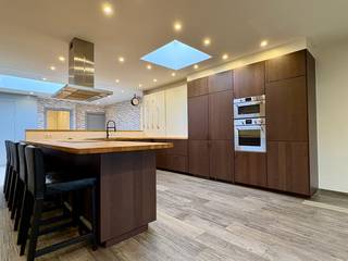 Totaal gerenoveerde woning met 305 m² bew. Opp., 4slks + gelijkvloerse kamer.Deze woning heeft nog steeds zijn originele allures uit 1937. Hoge...