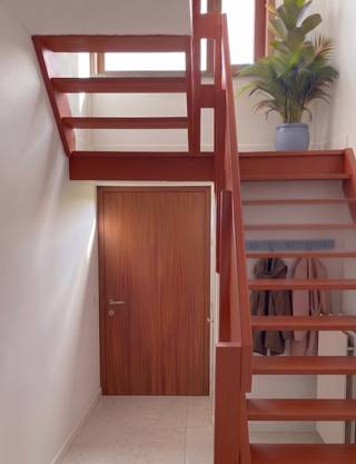 <h1><strong>Instapklare woning met moderne afwerking en zonnige tuin!</strong></h1>
<p><span>Bent u op zoek naar een <strong>zorgeloze, volledig vernieuwde woning</strong> verkocht onder het <strong>registratiestelsel</strong>? <br /></span><span>Dan is deze <strong>halfopen bebouwing met garage</strong> en <strong>zuidwest-gerichte tuin</strong> mogelijks iets voor u!</span></p>
<h2><strong>Indeling – gelijkvloers</strong></h2>
<p><span>Via de inkomhal bereiken we de woning. Hier hebben we toegang tot het <strong>gastentoilet</strong> en de <strong>garage</strong>. Verder vinden we, via de <strong>steellook-deur</strong>, de <strong>lichtrijke leefruimte</strong> die aansluit op de <strong>volledig ingerichte keuken</strong>, voorzien van kookplaat, oven, ijskast met diepvries, vaatwasser en dampkap. Zowel de leefruimte als de keuken kijken uit op de <strong>zuidwest-gerichte tuin</strong>.</span></p>
<h2><strong>Indeling – eerste verdieping</strong></h2>
<p><span>De eerste verdieping omvat <strong>drie slaapkamers</strong> op laminaatvloer, een <strong>ruime berging</strong> met aansluiting voor wasmachine en een <strong>moderne badkamer</strong> voorzien van inloopdouche, toilet en lavabomeubel. Verder is er toegang tot de <strong>bergzolder</strong> via een valtrap.</span></p>
<h2><strong>Buitenruimte</strong></h2>
<p><span>Vooraan beschikt de woning over een <strong>oprit en garage</strong>. Achteraan geniet u van een <strong>zonnige, private tuin</strong> met terras.</span></p>
<h2><strong>Extra informatie</strong></h2>
<p><span>✔ <strong>Volledige renovatie</strong> – verwachtte oplevering in <strong>november 2026</strong> <br />✔ <strong>EPC-label B</strong> – 152 kWh/m²/j (simulatie – wordt opgeleverd met minstens label B) <br />✔ <strong>Elektriciteit conform<br /></strong>✔ <strong>Asbestveilig afgeleverd</strong><br />✔ <strong>Garage + oprit</strong> <br />✔ <strong>De muren worden voorzien van de eerste grondlaag<br /></strong>✔ Verkoop onder het <strong>registratiestelsel</strong><br /></span></p>
<h2><strong>Interesse</strong></h2>
<p><span>Laat deze opportuniteit niet aan u voorbijgaan. <br />📞 <strong><span>03 568 03 03</span></strong> <br />✉️ <strong>info@vastgoed03.be</strong> <br />👉 <strong>Vastgoed 03 – plan vandaag nog uw bezoek!</strong></span></p>