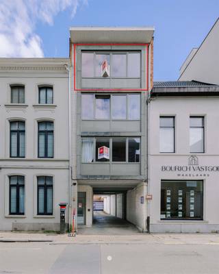 <p><span>Sint-Niklaas - Au centre de Sint-Niklaas, à quelques pas de la Regentieplein, vous trouverez cet appartement prêt à l'emploi dans la petite Residentie Tilia. Avec deux chambres à coucher et un emplacement central, cet appartement combine espace, confort et vie pratique au cœur de la ville. De plus, l'appartement a été rénové en 2025, ce qui vous permet d'emménager immédiatement sans aucun souci.</span></p><p><span>Quelques atouts en un coup d'œil :</span></p><p><span>- Surface habitable de 96 m² <br />- Résidence de petite taille avec seulement 3 appartements <br />- Faibles coûts communs sans syndic<br />- Rénovation en 2025 <br />- Nouvelle chaudière à condensation (2025) <br />- EPC C <br />- Terrasse orientée à l'est à l'arrière <br />- Possibilité d'achat d'un emplacement </span></p><p><span>Aménagement : hall d'entrée, espace de vie lumineux avec cuisine attenante, deux chambres à coucher, dont une spacieuse chambre principale et une deuxième pièce idéale comme bureau, dressing ou chambre d'amis, salle de bains et une agréable terrasse arrière accessible depuis la chambre à coucher.</span></p><p><span>Grâce à sa situation centrale, les magasins, les restaurants, les transports publics et le centre ville sont accessibles à pied.</span></p><p><span>En prime, possibilité d'acquérir un emplacement supplémentaire pour 15.000.</span></p><p><span>Vous êtes à la recherche d'un appartement soigné et prêt à l'emploi dans un emplacement de choix à Saint-Nicolas ? Contactez rapidement l'agence immobilière Axel Lenaerts pour une visite des lieux.</span></p><p><span>Prix indicatif : 220.000</span></p>