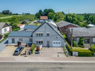 Op zoek naar een woning die ruimte, comfort én een uitstekende ligging combineert? Deze verrassend grote halfopen bebouwing biedt met 302...
