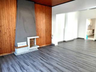<p><span><strong>Vraag uw bezoek aan via info@optimusvastgoed.be!</strong></span><br /><span><strong>TE HUUR: Gesloten bebouwing met 2 slaapkamers in het centrum van Heusden!</strong></span><br /><span>Deze woning heeft een gunstige ligging in het centrum van Heusden, met allerhande faciliteiten op wandelafstand. Openbaar vervoer is tevens op wandelafstand en het commercieel centrum van Heusden bevindt zich op enkele minuten rijden.</span><br /><span>Recent is de woning (gedeeltelijk) gerenoveerd en voorzien van nieuwe ramen, een nieuwe keuken en een tweede badkamer. Op het gelijkvloers heeft u een ruime inkomhal, karaktervolle woonkamer, keuken en badkamer met douche en toilet. Op de eerste verdieping vindt u 2 slaapkamers en de 2de badkamer met ligbad en toilet. De woning heeft een volledig ingesloten terras.</span><br /><span><strong>Ligging:</strong></span><br /><span>In het centrum van Heusden, vlakbij allerhande faciliteiten met openbaar vervoer op wandelafstand.</span><br /><span><strong>Indeling:</strong></span><br /><span>- Gelijkvloers: inkomhal, woonkamer, keuken, badkamer.</span><br /><span>- Verdieping: 2 slaapkamers en badkamer met ligbad.</span><br /><span>- Buitenaanleg: terras en mogelijkheid tot parkeren.</span><br /><span><strong>Troeven:</strong></span><br /><span>- Gunstige ligging!</span><br /><span>- Nieuwe keuken!</span><br /><span>- 2 badkamers!</span><br /><span><strong>EPC E met certificaatnummer 20261007-0003965781-RES-1.</strong></span><br /><span><strong>Beschikbaar vanaf 01.11.2026.</strong></span></p>