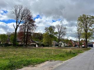 In de Eugène De Grootelaan in Houthulst bieden wij twee mooie bouwgronden aan (lot 1 - 678 m² en lot 2 - 692 m²) voor open bebouwing. Deze percelen vormen de ideale basis voor wie wil bouwen op maat en dat op een rustige locatie met voldoende ruimte en privacy. Of je nu kiest voor een moderne nieuwbouw, een landelijke architectuur of een tijdloze, strakke woning: wij begeleiden je nieuwbouw van idee tot de afwerking.<br /><br />Bouwkost vanaf 1.900€ per vierkante meter incl. architect excl. btw.<br /><em>De foto's van het huis zijn als referentie, want met All-Bouw bouw jij jouw droomwoning helemaal op maat.</em>
