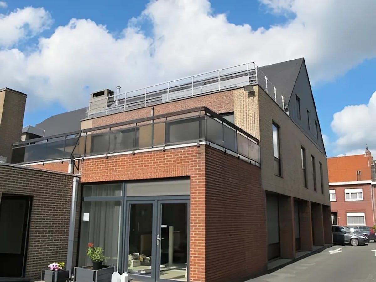 Vastgoedvennootschap met verhuurde magazijnen en opbrengsteigendom te Kortrijk - foto 2