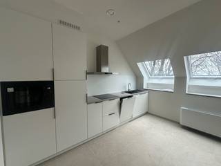 Wonen in alle rust maar toch in het bruisende centrum van Evergem? Het kan in deze kleinschalige residentie, die in maart 2026 werd opgeleverd. <br /><br />Lift aanwezig in het gebouw. <br /><br />Indeling: inkomhal met toegang tot berging, lichtrijke leefruimte met open keuken (inclusief toestellen), slaapkamer met ensuite badkamer (lavabomeubel en ligbad), afzonderlijk toilet. Parkeerplaats ook inbegrepen. <br /><br />Onmiddellijk beschikbaar.<br /><br />EPB in opmaak, EPC label A met zonnepanelen. <br /><br />Bovenop de gepubliceerde huurprijs komen nog 85, - euro maandelijkse kosten. <br /><br />Interesse in meer informatie en/of een bezoek ter plaatse? Contacteer via 0472/98.16.29 of immovercruysse@gmail.com.