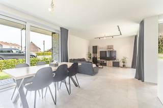<p><span>Instapklaar gelijkvloers appartement te koop in Zwevezele op een boogscheut van het centrum</span></p><p><span>Dit recent en verzorgd appartement biedt een comfortabele woonbeleving met alles binnen handbereik. De indeling is praktisch en ruim, ideaal voor wie op zoek is naar een instapklare woonst of een zorgeloze investering.</span></p><h3><span>Kenmerken</span></h3><ul><li><span>Ruime leefruimte lichtrijk en perfect in te richten naar eigen smaak</span></li><li><span>Volledig geïnstalleerde keuken inclusief praktische berging</span></li><li><span>Twee terrassen ideaal om buiten te genieten</span></li><li><span>Twee slaapkamers geschikt voor koppel, klein gezin of bureau/logeerkamer</span></li><li><span>Badkamer met douche en lavabo</span></li><li><span>Apart toilet</span></li><li><span>Garage mogelijk bij te kopen vraagprijs 32.000</span></li><li><span>zonnepanelen</span></li></ul><h3><span>Locatie:</span></h3><p><span>Gelegen op een rustige, centrale ligging in Zwevezele, met winkels, scholen en openbaar vervoer op wandelafstand.</span></p><p><span>Richtprijs: 299 000,00 euro.</span></p><h3><span>Contact:</span></h3><p><span>Voor meer informatie of een bezoek: Gsm: 0476 76 38 76 Mail: stijn@vastgoedkantoorvanassche.be</span></p>