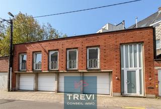 Braine le Comte, dans une rue résidentielle paisible à deux pas de la gare et du centre ville, bel immeuble composé d’un logement et de 4 garages...