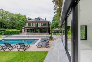 In het exclusieve Schotenhof bevindt zich deze statige, luxueus gerenoveerde villa op een prachtig perceel van ca. 4.162 m². De eigendom combineert...