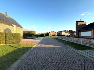 Gunstig gelegen bouwgrond voor open bebouwing van ca. 764 m². <br /><br /><span>De bouwgrond heeft een straatbreedte van 15 meter. Bebouwbare zone heeft een breedte van 9 meter en een diepte van 17 meter.</span><br /><span>Kadaster: sectie B nummer 645L P0000. Meer info en bouwvoorschriften op aanvraag.</span><br /><br /><span>Extra info: open bebouwing I infoplicht: Gvg, Wg, Vv, Gvkr, Gmo I Watertoets: P- score: A I G-score: onbekend.</span>