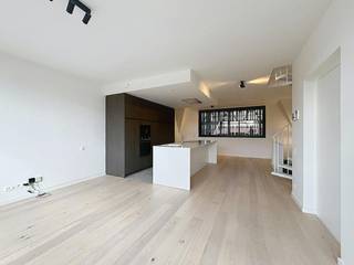 Indeling: <br /><br />Gelijkvloers: <br />- Inkomhal (4 m²) met toegang tot de lift<br /><br />Eerste verdieping: <br />- Slaapkamer 1 (9 m²) met lavabo<br />- Slaapkamer 2 (16 m²) met inloopdouche <br />- Apart toilet<br />- Terras (3 m²)<br /><br />Tweede verdieping: <br />- Woonkamer (30 m²) <br />- Open keuken (20 m²) voorzien van keramische kookplaat, combi oven, frigo met diepvriesvakje, vaatwasser en enkele spoelbak<br />- Terras (11 m²)<br /><br />Derde verdieping: <br />- Badkamer (6 m²) voorzien van ligbad, dubbele lavabo en aansluiting voor de wasmachine<br />- Slaapkamer 3 (13 m²)<br />- Slaapkamer 4 (15 m²) <br />- Apart toilet <br /><br />Algemeen: <br />- Huurprijs: € 1.250,00/maand<br />- Eventueel garagbox bij te huren<br />- Onmiddellijk beschikbaar <br /><br />De snelste manier om een bezoek te brengen aan dit pand? Vraag je bezoek aan via de roze knop op onze website (www.dewaele.com) en je wordt gecontacteerd door onze verhuurexpert Broes.<br /><br />Telefonisch kunnen er geen afspraken gemaakt worden. Bij andere vragen kun je ons telefonisch contacteren via 050 444 999.<br /><br />Deze AI-visualisaties zijn bedoeld als inspiratie. Er werd geen rekening gehouden met technische specificaties, stedenbouwkundige voorschriften of de concrete mogelijkheden tot realisatie.