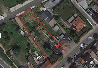Deze uitzonderlijk ruime woning is gelegen te Bissegem op maar liefst drie percelen (1524m²) en biedt dankzij haar grote oppervlaktes de perfecte thuis voor een modern gezin.<br /><br />De indeling van de woning:<br />- Praktische kelderruimte<br />- Een indrukwekkende en ruime binnenkomer met originele schilderingen die meteen het unieke karakter van het huis tonen.<br />- Een bijzonder lichtrijke woonkamer, sfeervol aangekleed met authentieke sierbalken en een gezellige open haard.<br />- Een royale keukenplaats die u volledig naar eigen smaak en wensen kunt moderniseren en inrichten.<br />- Een heerlijke, lichte veranda uitgerust met een eerste badkamer en een prachtig, rustgevend zicht op de riante tuin.<br />- Inpandige garage met directe toegang tot de woning.<br /><br />Eerste verdieping:<br />- Drie volwaardige, ruime slaapkamers met veel lichtinval.<br />- Een tweede, praktisch ingerichte badkamer.<br />- Een grote zolderverdieping<br /><br />De schuur achteraan de woning met de meeste asbestelementen, wordt door de huidige eigenaars nog verwijderd.<br /><br />Kortom, een woning met een ijzersterke basis die klaar is om getransformeerd te worden tot uw absolute droomthuis.<br /><br /><br />Dit pand is onderworpen aan de renovatieverplichting van de Vlaamse overheid voor residentiële gebouwen (behoudens bij sloop binnen 5 jaar na de aankoop). Consulteer voor meer informatie de website van het Vlaams Energie- en Klimaatagentschap via https://www.vlaanderen.be/een-woning-kopen/renovatieverplichting-voor-residentiele-gebouwen<br /><br />Bestuursmaatregelen in het maatregelenregister: nee