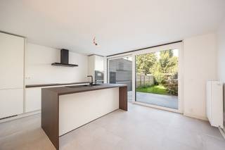 <p><span><strong>Karaktervolle &amp; volledig gerenoveerde charmewoning op toplocatie bij het Park<br /></strong>Ben je op zoek naar een stijlvolle, <strong>instapklare woning</strong> op een boogscheut van het Park van Schoten? Deze in 2026 grondig <strong>gerenoveerde charmewoning</strong> combineert modern wooncomfort met een gezellige sfeer op een rustige, maar uiterst centrale locatie.</span></p>
<p><span><strong>INDELING VAN DE WONING</strong></span></p>
<p><span><strong><u>Gelijkvloers<br /></u></strong>Uitnodigende<strong> inkomhal</strong> met afzonderlijk gastentoilet. De lichtrijke <strong>leefruimte</strong> (ca. 24 m²) vloeit naadloos over in de royale, open <strong>leef- en eetkeuken</strong> (ca. 19 m²), die volledig is uitgerust met hedendaagse inbouwtoestellen.</span></p>
<p><span><strong><u>Eerste verdieping<br /></u></strong>Nachthal met toegang tot een royale <strong>hoofdslaapkamer</strong> (ca. 17 m²) en een stijlvolle, ruime<strong> badkamer</strong> (ca. 12 m²) voorzien van een comfortabele inloopdouche, dubbele lavabo en toilet.</span></p>
<p><span><strong><u>Tweede verdieping<br /></u></strong>Tweede nachthal die leidt naar <strong>twee extra slaapkamers</strong> (ca. 12m² en 8m²), ideaal als kinder-, gasten- of werkkamer.</span></p>
<p><span><strong>BUITENRUIMTE<br /></strong>De fraai aangelegde<strong> tuin</strong> is een absolute troef. Dankzij de gunstige <strong>west-oriëntatie</strong> geniet je hier van 's middags tot in de late avonduren van de zon.</span></p>
<p><span><strong>KORTOM<br /></strong><strong>* Toplocatie: </strong>gelegen in een rustige straat, op wandelafstand van het Park van Schoten, het bruisende centrum en het openbaar vervoer.</span><br /><span><strong>* Instapklaar (renovatie dd. 2026):</strong> zorgeloos verhuizen naar een volledig vernieuwde woning met behoud van charme.</span><br /><span><strong>* Zonnige west-tuin:</strong> optimaal genieten van de middag- en avondzon.</span><br /><span><strong>* Modern comfort:</strong> energiezuinige gascondensatieketel (Vaillant) en nieuw PVC-schrijnwerk met dubbele beglazing.<br /><br /><strong>BEWOONBARE OPPERVLAKTE<br /></strong><span>De vermelde “bewoonbare oppervlakte” is gebaseerd op de “bruikbare vloeroppervlakte” zoals vermeld in het EPC.</span><br /></span></p>
